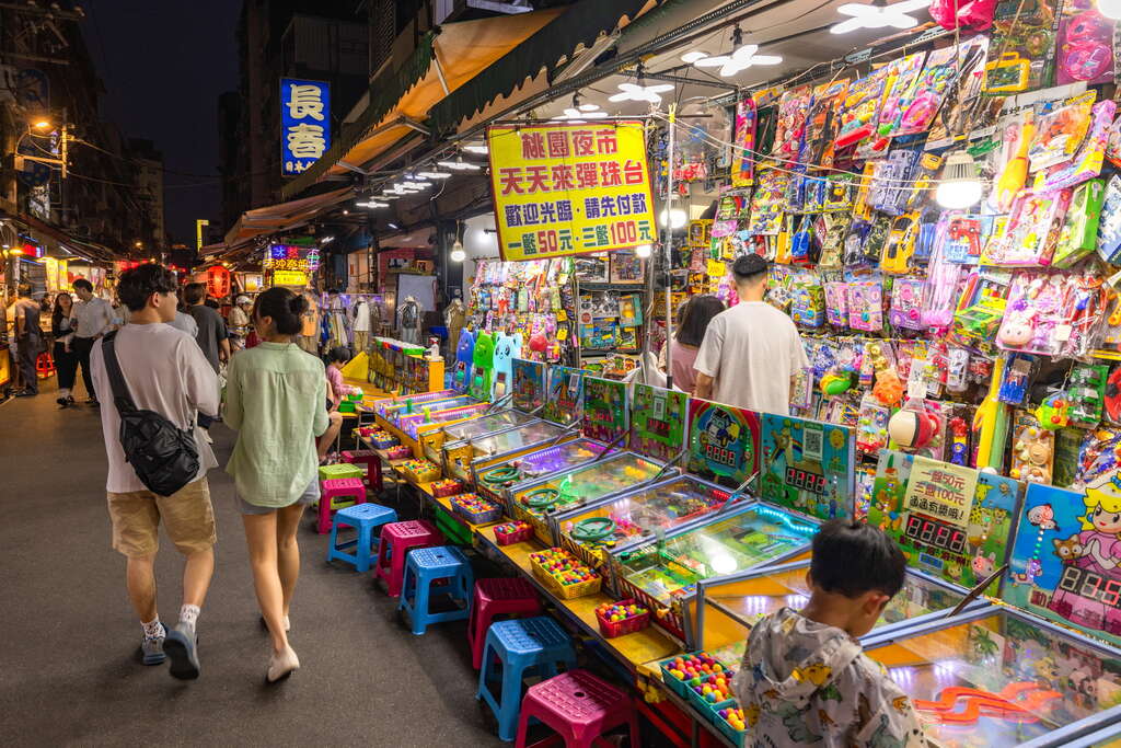 桃園觀光夜市的遊戲攤、玩具與親子逛街人潮