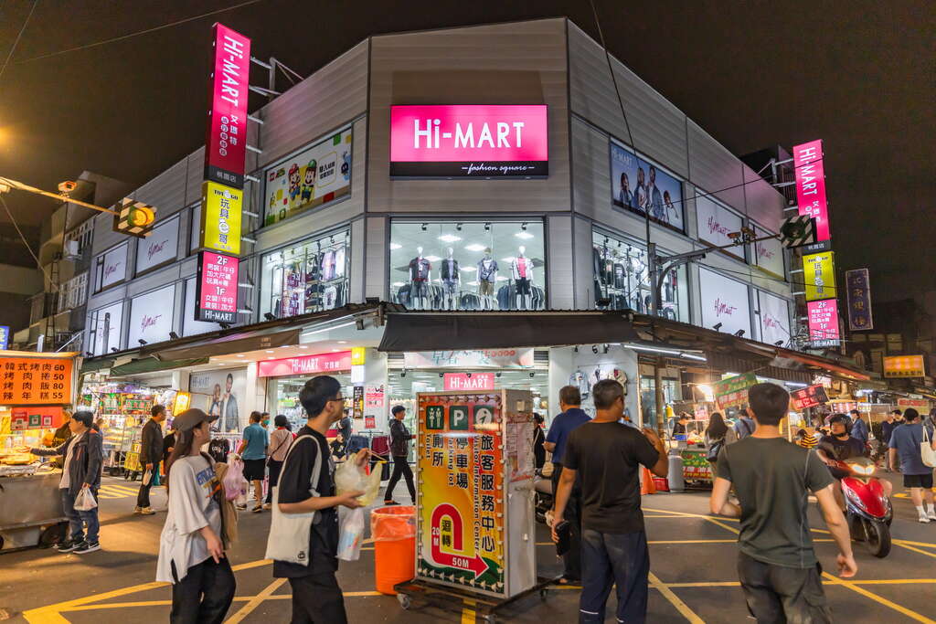 桃園觀光夜市街口、商店與夜間人潮