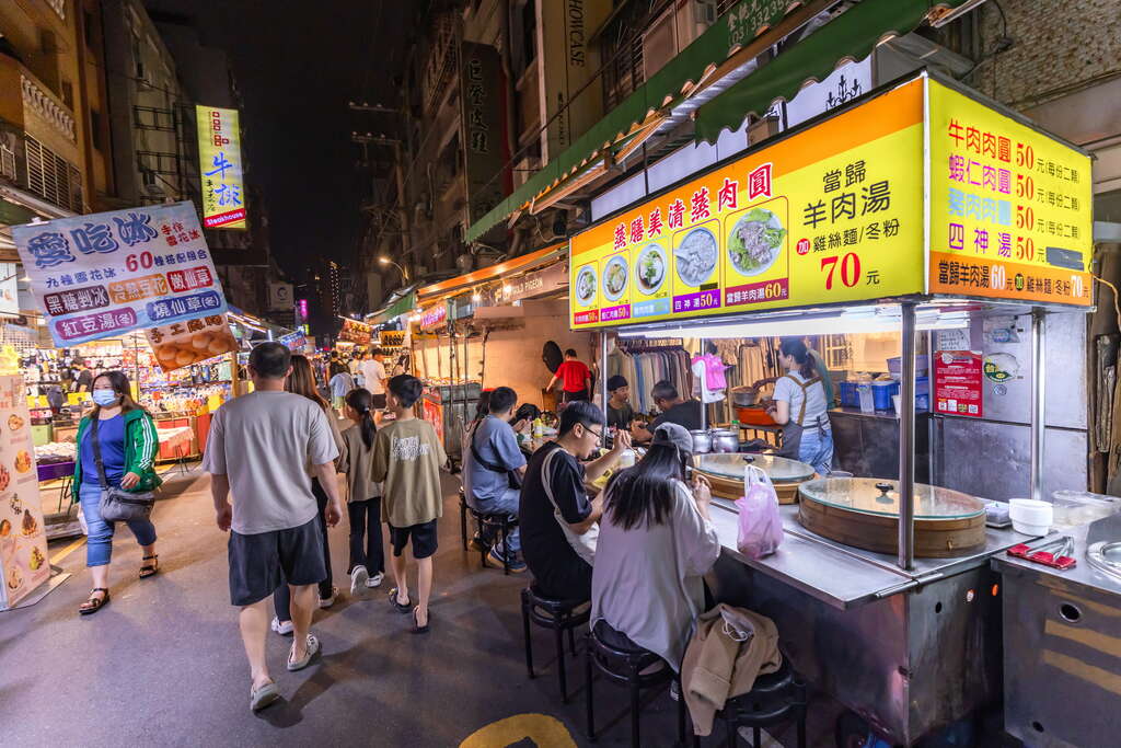 桃園觀光夜市夜間街道、傳統小吃攤與逛街人潮