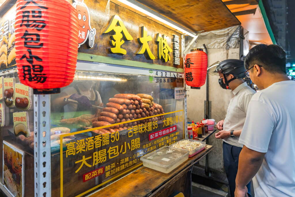 桃園觀光夜市香腸攤位與正在點餐的遊客